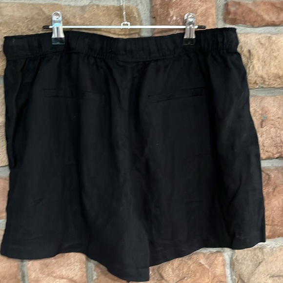 Women’s shorts - Picture 2 of 8